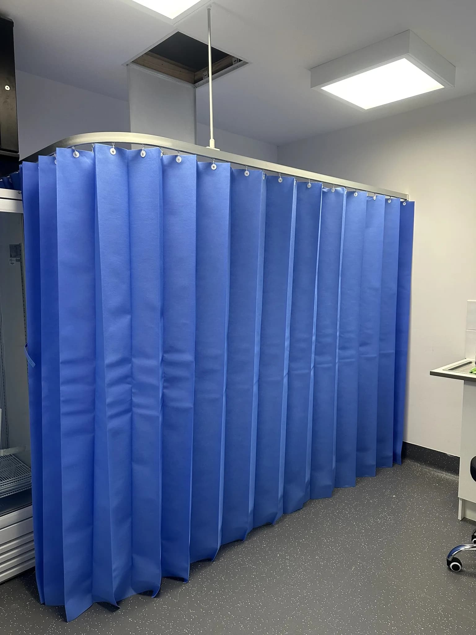 Medical curtain tracks and privacy curtains installed on short notice for a new clinic, creating clean and functional treatment spaces ready for opening.